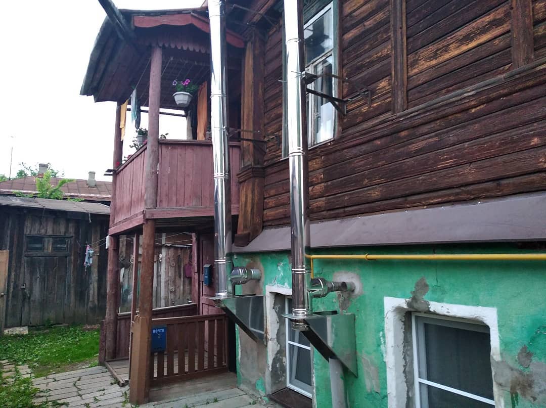 Антон Резниченко переехал в Калининград, забрав с собой любовь к фотографированию архитектуры. Теперь наблюдатель запечатлевает образы города-призрака, попутно вспоминая попавшие в объектив необычные владимирские местечки.