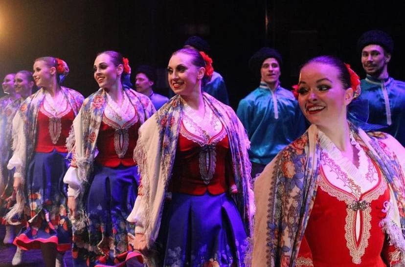 Хороводы «Березки» и казацкие танцы стали профессией для молодых владимирских артисток Марии Зимокос и Леры Вавиловой, а народные костюмы — любимыми нарядами.