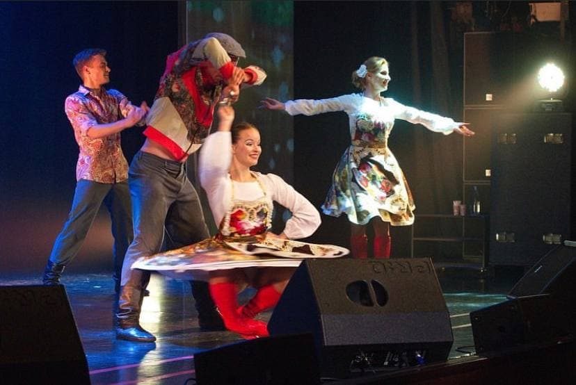 Хороводы «Березки» и казацкие танцы стали профессией для молодых владимирских артисток Марии Зимокос и Леры Вавиловой, а народные костюмы — любимыми нарядами.