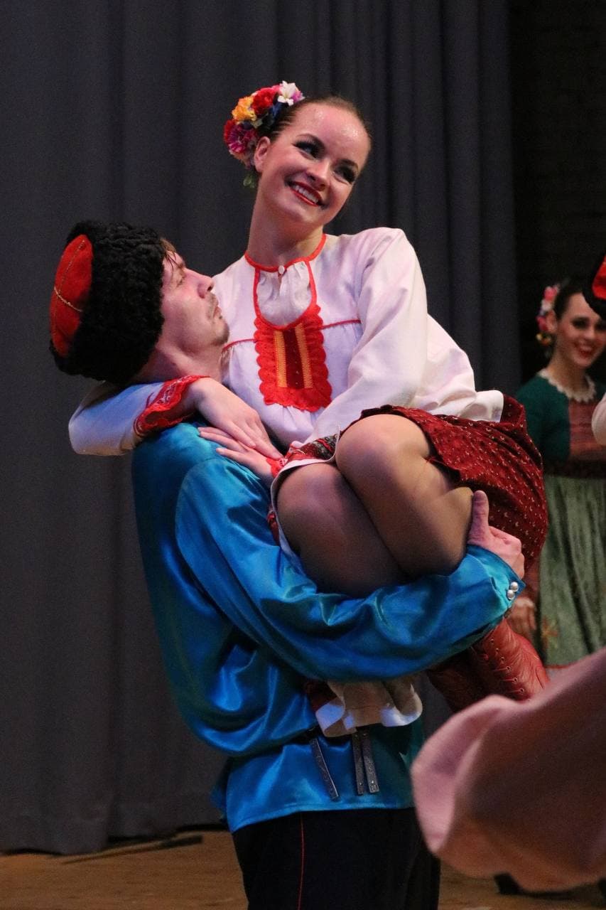 Хороводы «Березки» и казацкие танцы стали профессией для молодых владимирских артисток Марии Зимокос и Леры Вавиловой, а народные костюмы — любимыми нарядами.