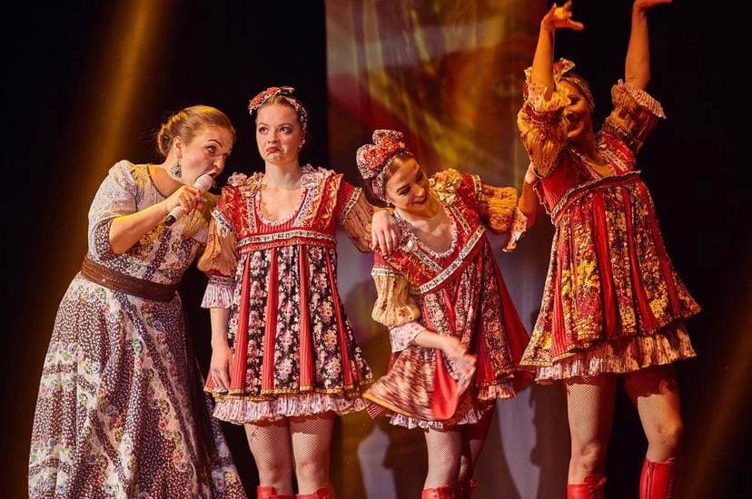 Хороводы «Березки» и казацкие танцы стали профессией для молодых владимирских артисток Марии Зимокос и Леры Вавиловой, а народные костюмы — любимыми нарядами.