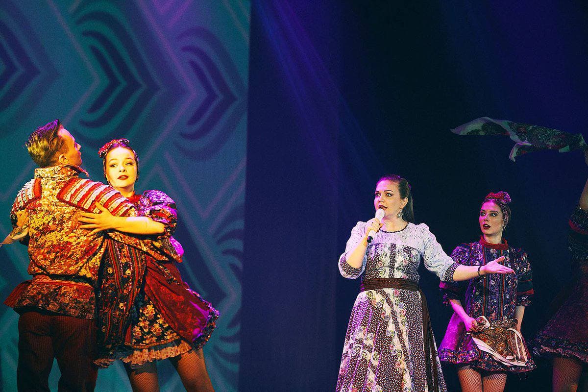 Хороводы «Березки» и казацкие танцы стали профессией для молодых владимирских артисток Марии Зимокос и Леры Вавиловой, а народные костюмы — любимыми нарядами.