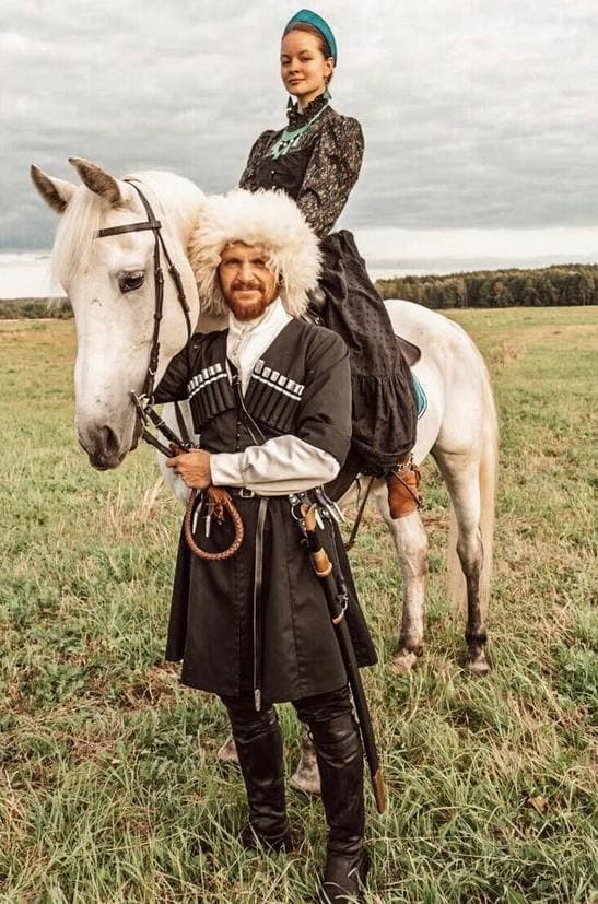 Хороводы «Березки» и казацкие танцы стали профессией для молодых владимирских артисток Марии Зимокос и Леры Вавиловой, а народные костюмы — любимыми нарядами.