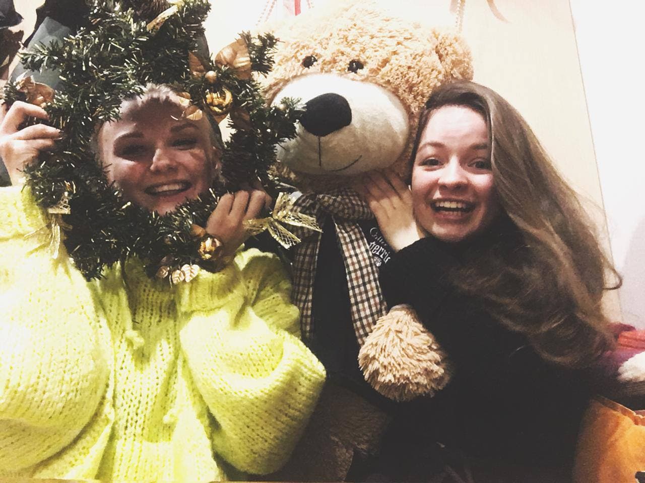 Хороводы «Березки» и казацкие танцы стали профессией для молодых владимирских артисток Марии Зимокос и Леры Вавиловой, а народные костюмы — любимыми нарядами.