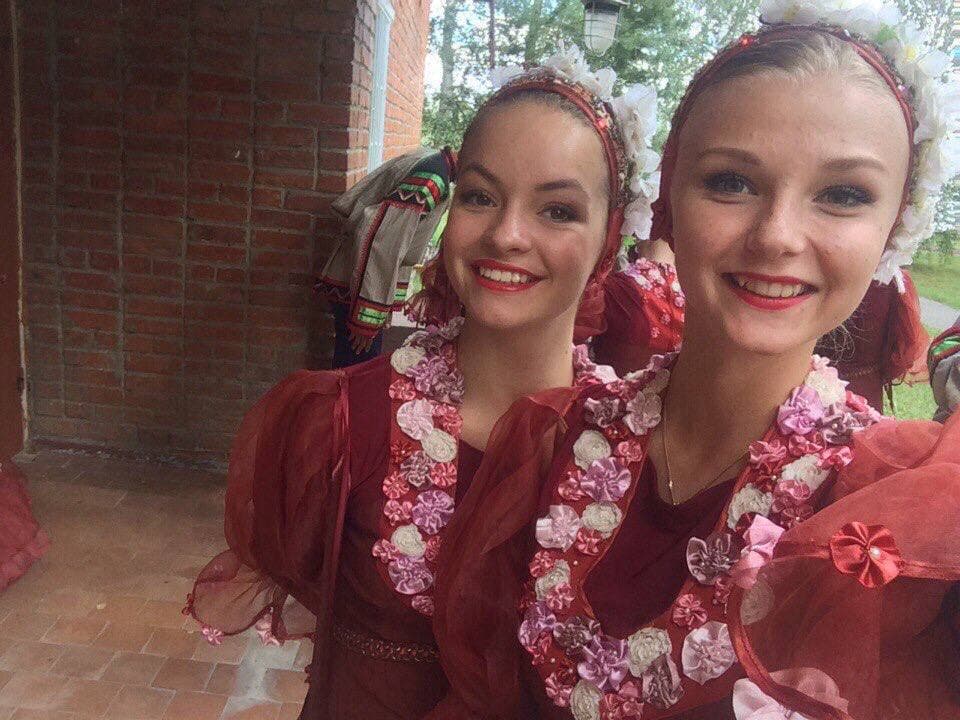 Хороводы «Березки» и казацкие танцы стали профессией для молодых владимирских артисток Марии Зимокос и Леры Вавиловой, а народные костюмы — любимыми нарядами.