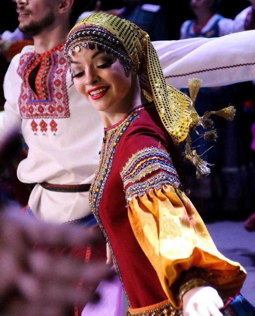 Хороводы «Березки» и казацкие танцы стали профессией для молодых владимирских артисток Марии Зимокос и Леры Вавиловой, а народные костюмы — любимыми нарядами.