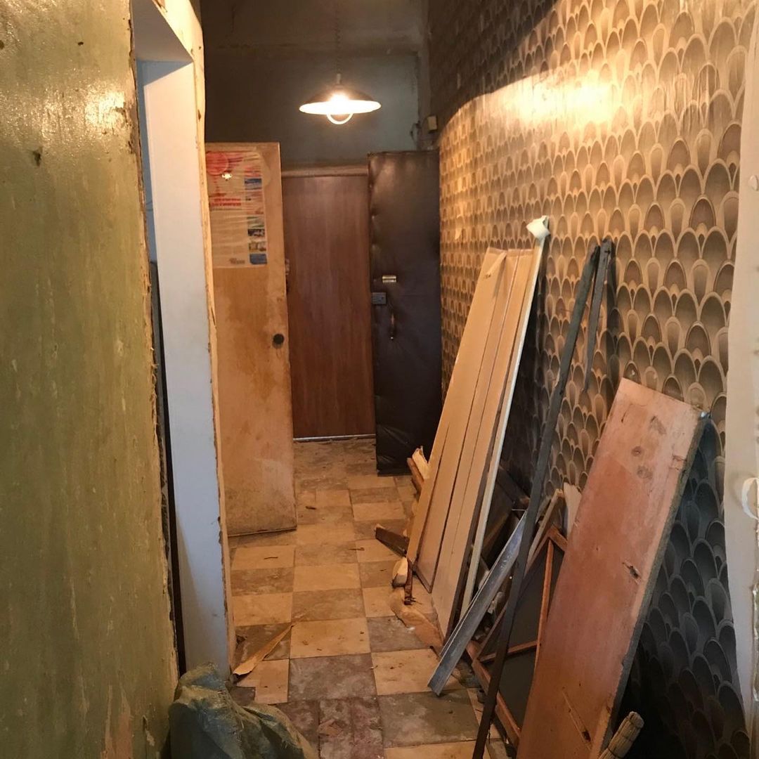 Сохранившиеся арки для лошадей, заводские светильники и мамин ковер: чем еще примечателен hand made лофт супругов Увакиных?