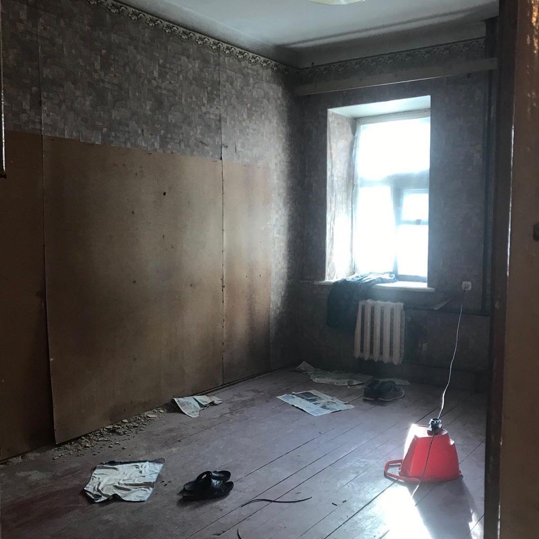 Сохранившиеся арки для лошадей, заводские светильники и мамин ковер: чем еще примечателен hand made лофт супругов Увакиных?