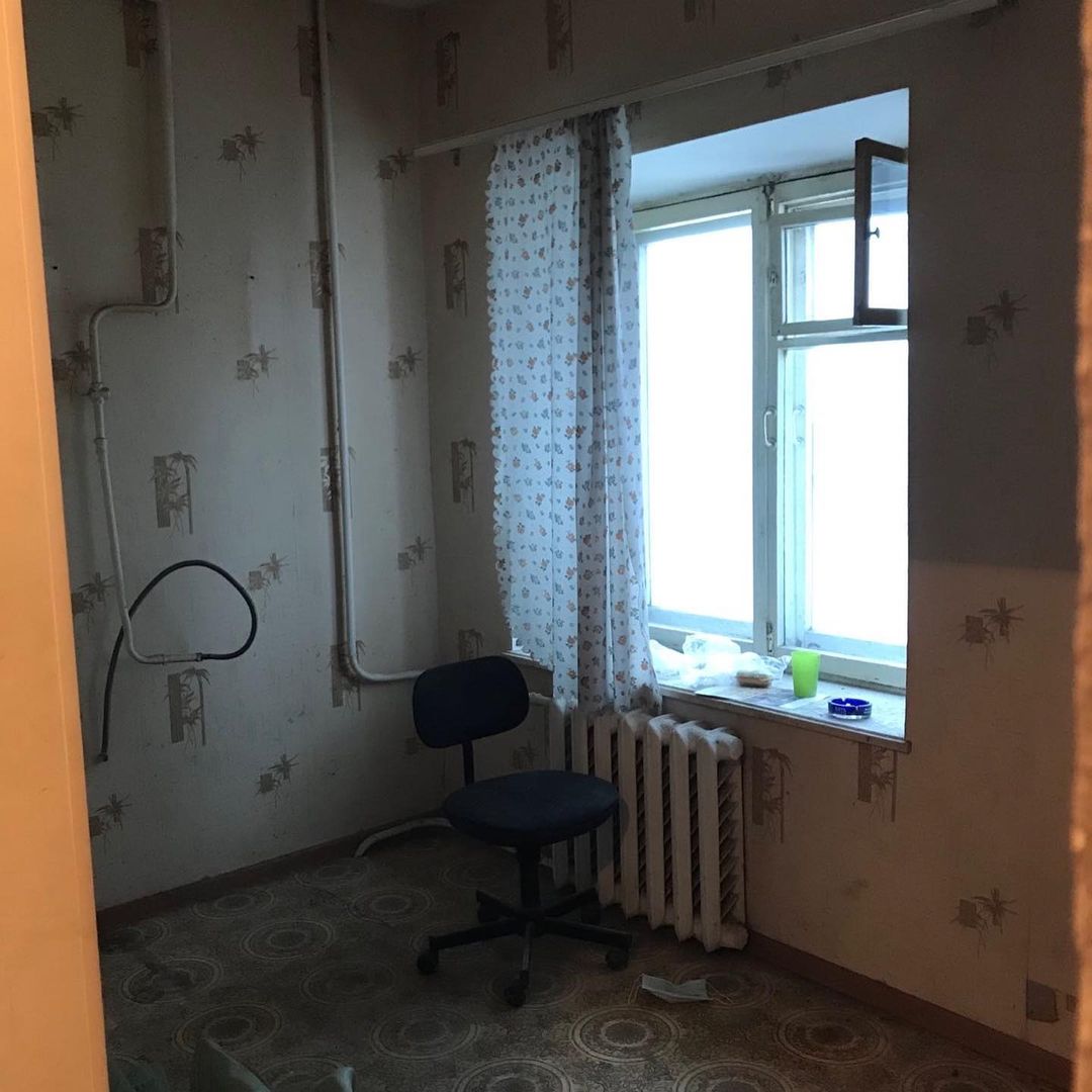 Сохранившиеся арки для лошадей, заводские светильники и мамин ковер: чем еще примечателен hand made лофт супругов Увакиных?