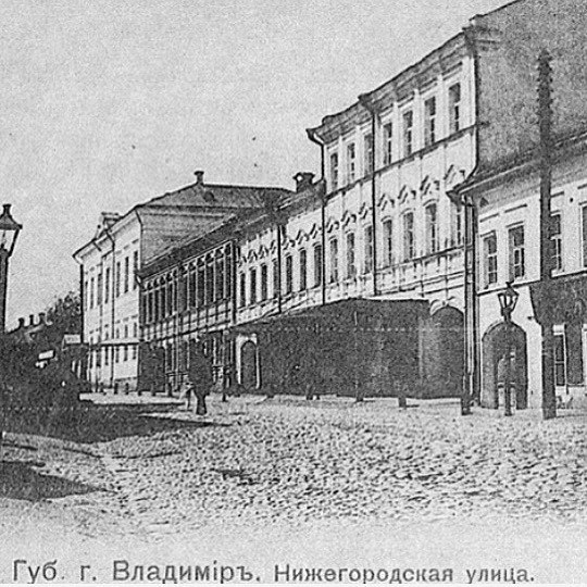 Сохранившиеся арки для лошадей, заводские светильники и мамин ковер: чем еще примечателен hand made лофт супругов Увакиных?