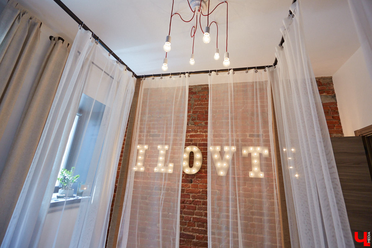 Сохранившиеся арки для лошадей, заводские светильники и мамин ковер: чем еще примечателен hand made лофт супругов Увакиных?