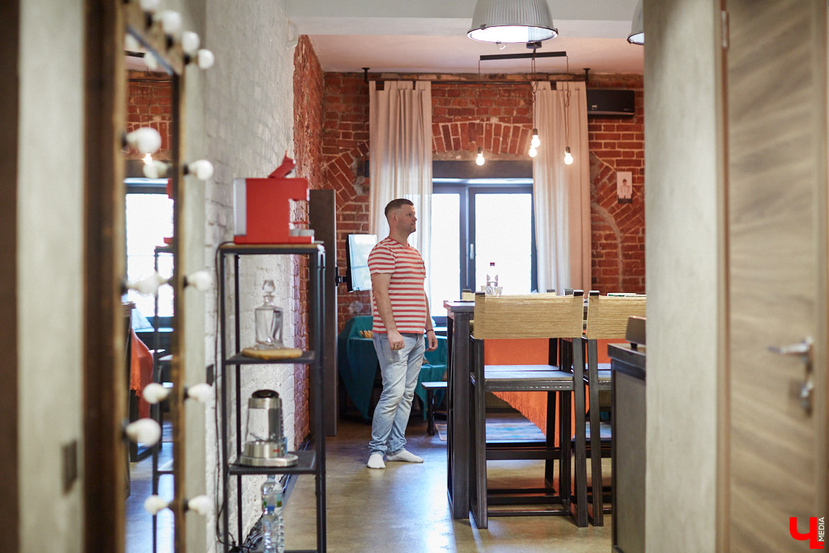 Сохранившиеся арки для лошадей, заводские светильники и мамин ковер: чем еще примечателен hand made лофт супругов Увакиных?