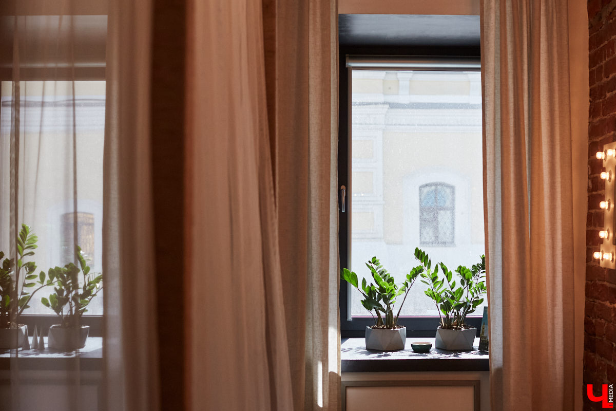 Сохранившиеся арки для лошадей, заводские светильники и мамин ковер: чем еще примечателен hand made лофт супругов Увакиных?