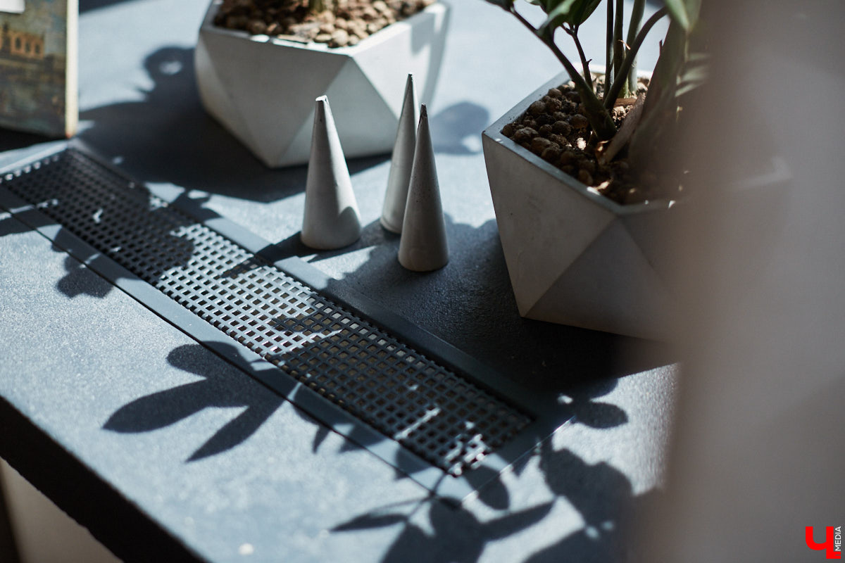 Сохранившиеся арки для лошадей, заводские светильники и мамин ковер: чем еще примечателен hand made лофт супругов Увакиных?