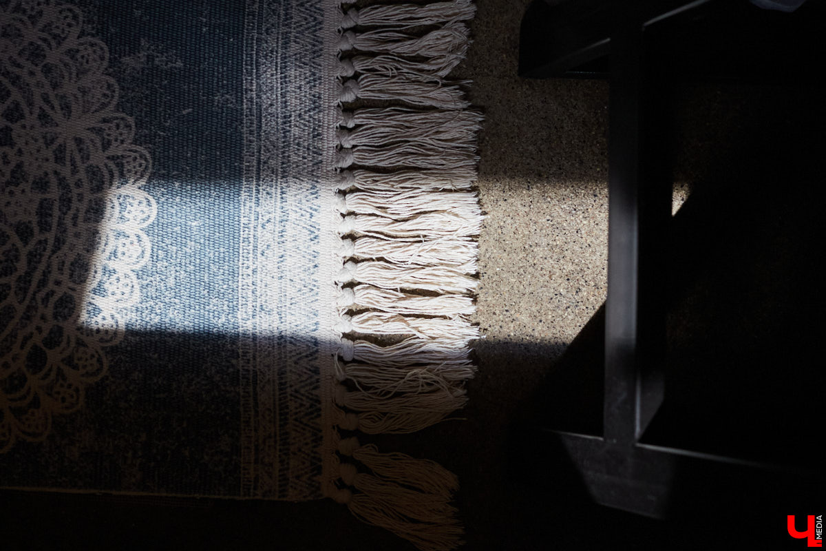 Сохранившиеся арки для лошадей, заводские светильники и мамин ковер: чем еще примечателен hand made лофт супругов Увакиных?