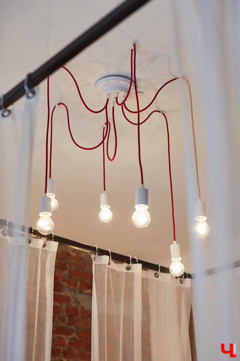 Сохранившиеся арки для лошадей, заводские светильники и мамин ковер: чем еще примечателен hand made лофт супругов Увакиных?