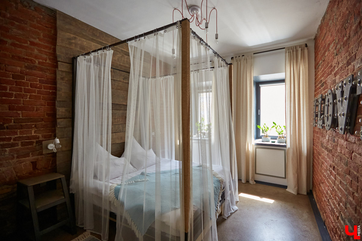 Сохранившиеся арки для лошадей, заводские светильники и мамин ковер: чем еще примечателен hand made лофт супругов Увакиных?