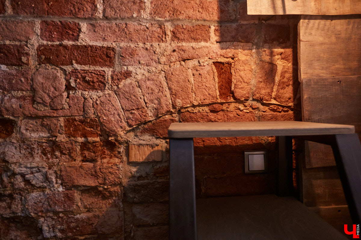 Сохранившиеся арки для лошадей, заводские светильники и мамин ковер: чем еще примечателен hand made лофт супругов Увакиных?