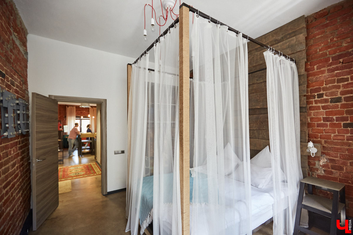 Сохранившиеся арки для лошадей, заводские светильники и мамин ковер: чем еще примечателен hand made лофт супругов Увакиных?