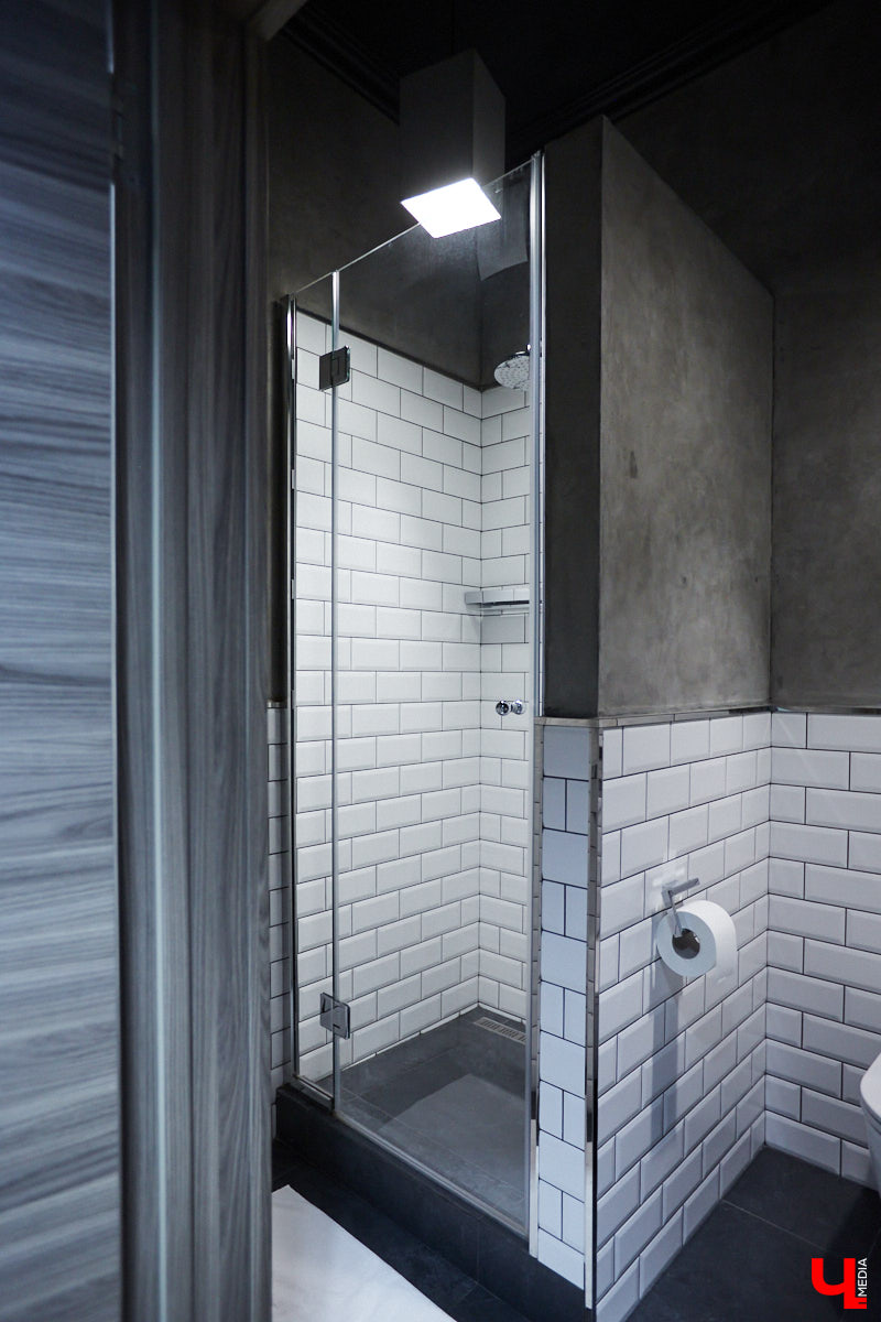 Сохранившиеся арки для лошадей, заводские светильники и мамин ковер: чем еще примечателен hand made лофт супругов Увакиных?