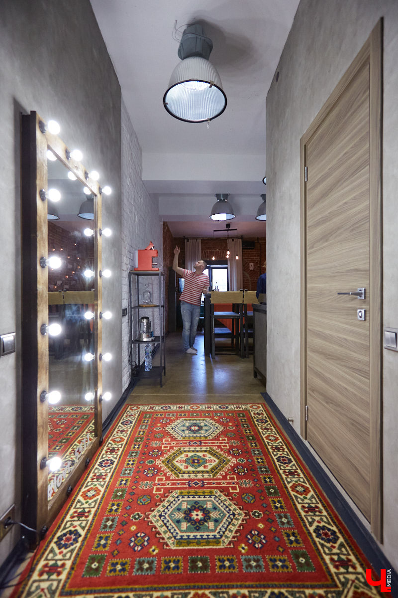 Сохранившиеся арки для лошадей, заводские светильники и мамин ковер: чем еще примечателен hand made лофт супругов Увакиных?