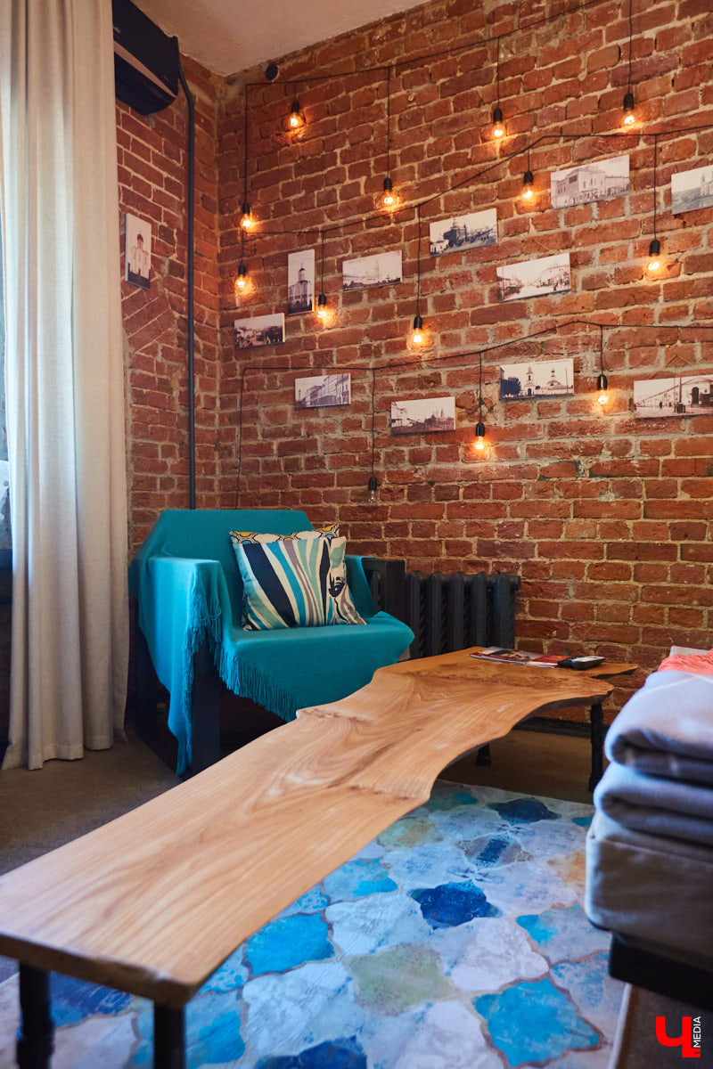 Сохранившиеся арки для лошадей, заводские светильники и мамин ковер: чем еще примечателен hand made лофт супругов Увакиных?