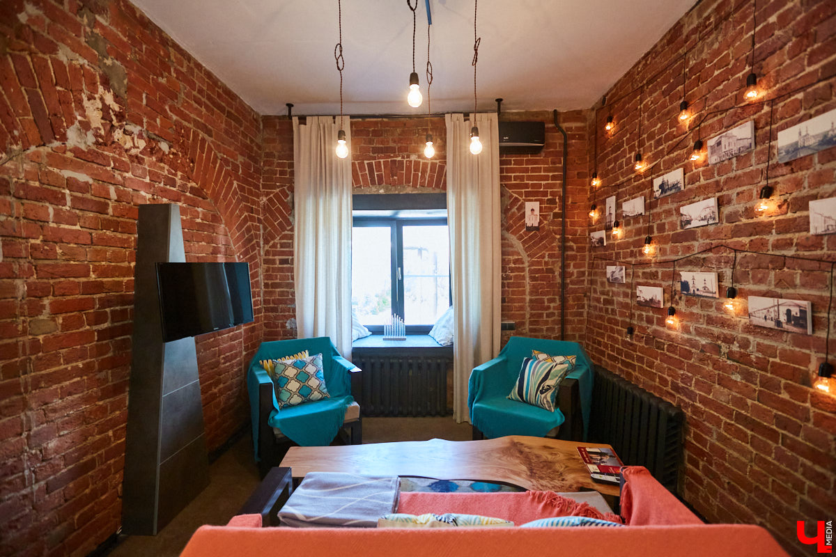 Сохранившиеся арки для лошадей, заводские светильники и мамин ковер: чем еще примечателен hand made лофт супругов Увакиных?