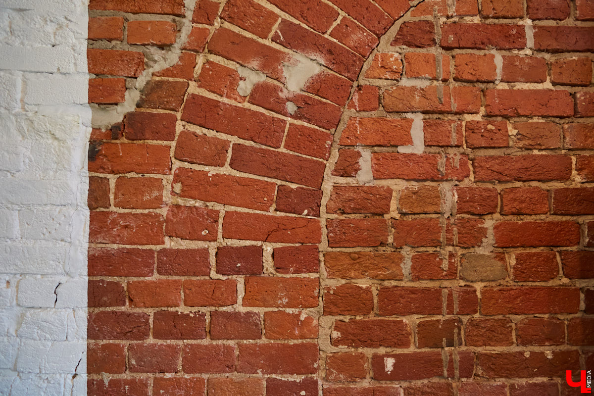 Сохранившиеся арки для лошадей, заводские светильники и мамин ковер: чем еще примечателен hand made лофт супругов Увакиных?