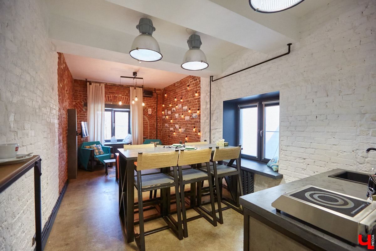 Сохранившиеся арки для лошадей, заводские светильники и мамин ковер: чем еще примечателен hand made лофт супругов Увакиных?