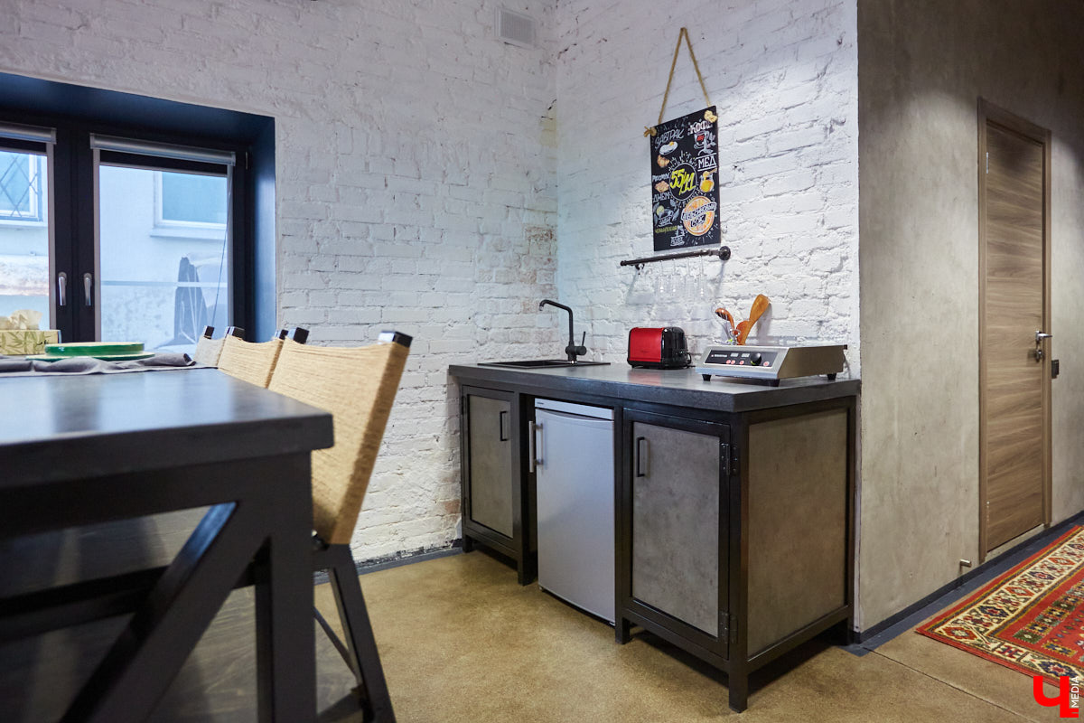 Сохранившиеся арки для лошадей, заводские светильники и мамин ковер: чем еще примечателен hand made лофт супругов Увакиных?