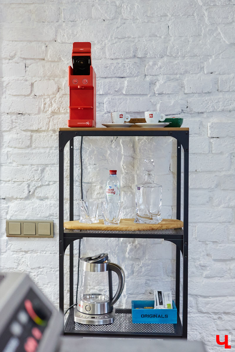 Сохранившиеся арки для лошадей, заводские светильники и мамин ковер: чем еще примечателен hand made лофт супругов Увакиных?