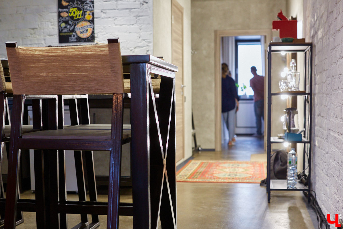 Сохранившиеся арки для лошадей, заводские светильники и мамин ковер: чем еще примечателен hand made лофт супругов Увакиных?