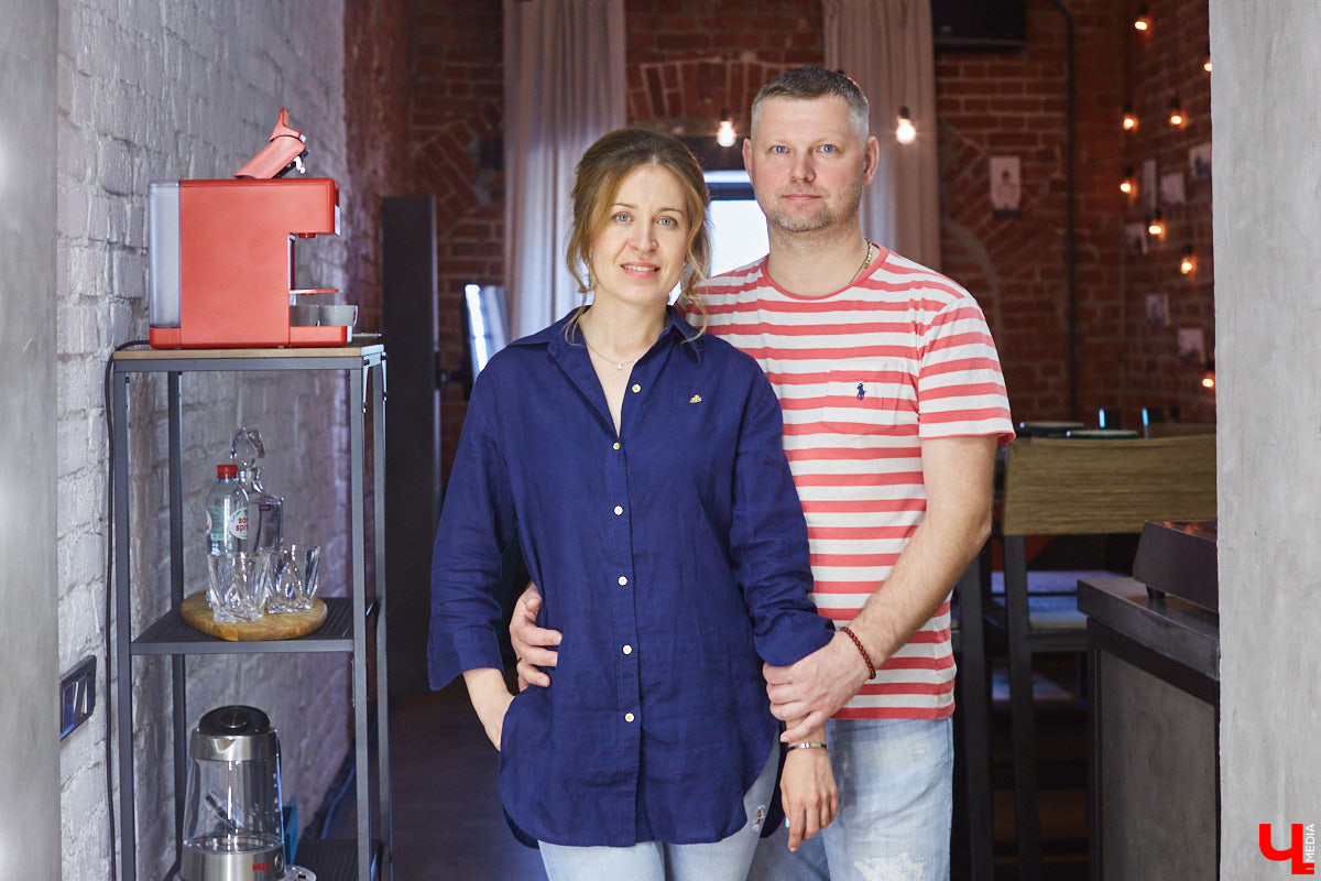 Сохранившиеся арки для лошадей, заводские светильники и мамин ковер: чем еще примечателен hand made лофт супругов Увакиных?