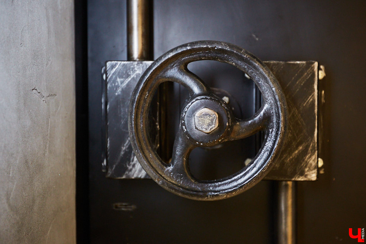 Сохранившиеся арки для лошадей, заводские светильники и мамин ковер: чем еще примечателен hand made лофт супругов Увакиных?