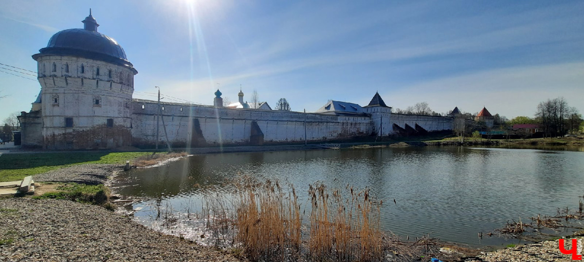 Впереди выходные, а значит, можно придумать мини-путешествие. Очередной проверенный нами вариант - Ростов Великий.