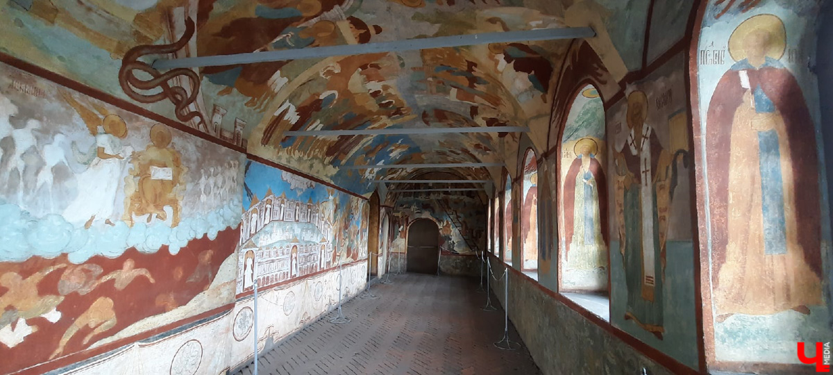 Впереди выходные, а значит, можно придумать мини-путешествие. Очередной проверенный нами вариант - Ростов Великий.