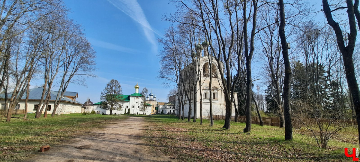 Впереди выходные, а значит, можно придумать мини-путешествие. Очередной проверенный нами вариант - Ростов Великий.