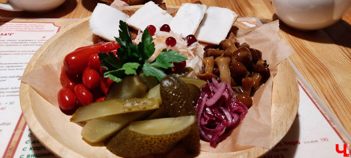 Впереди выходные, а значит, можно придумать мини-путешествие. Очередной проверенный нами вариант - Ростов Великий.