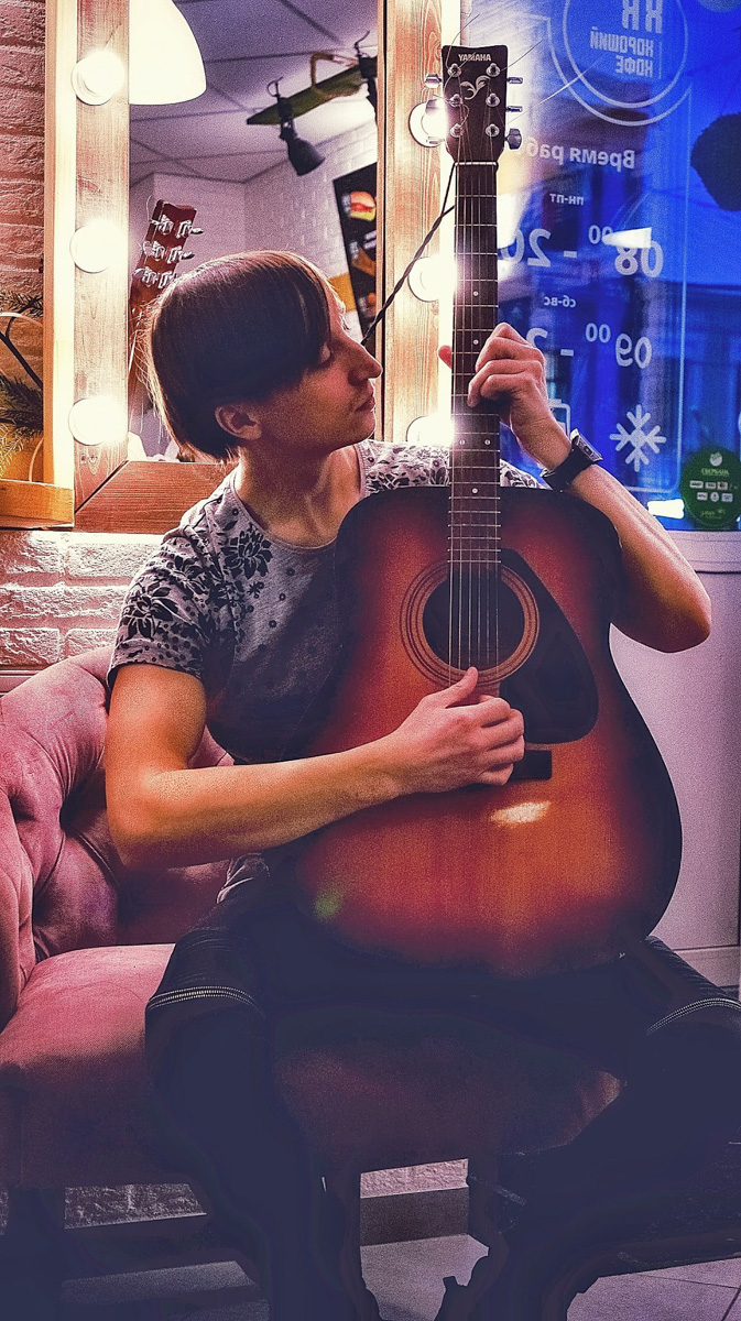 Играем в любовь с Владимиром Высоцким, проживаем сказку о Золушке в интерпретации инди-группы МОRЕ; ищем сценарий жизни с рокерами EXOSKY, размышляем о вечном под совместный трек рэперов Трая и Ила Факиро, вспоминаем близких людей вместе с сотней учеников Ларисы Семиной и кавером на песню Басты «Сансара».