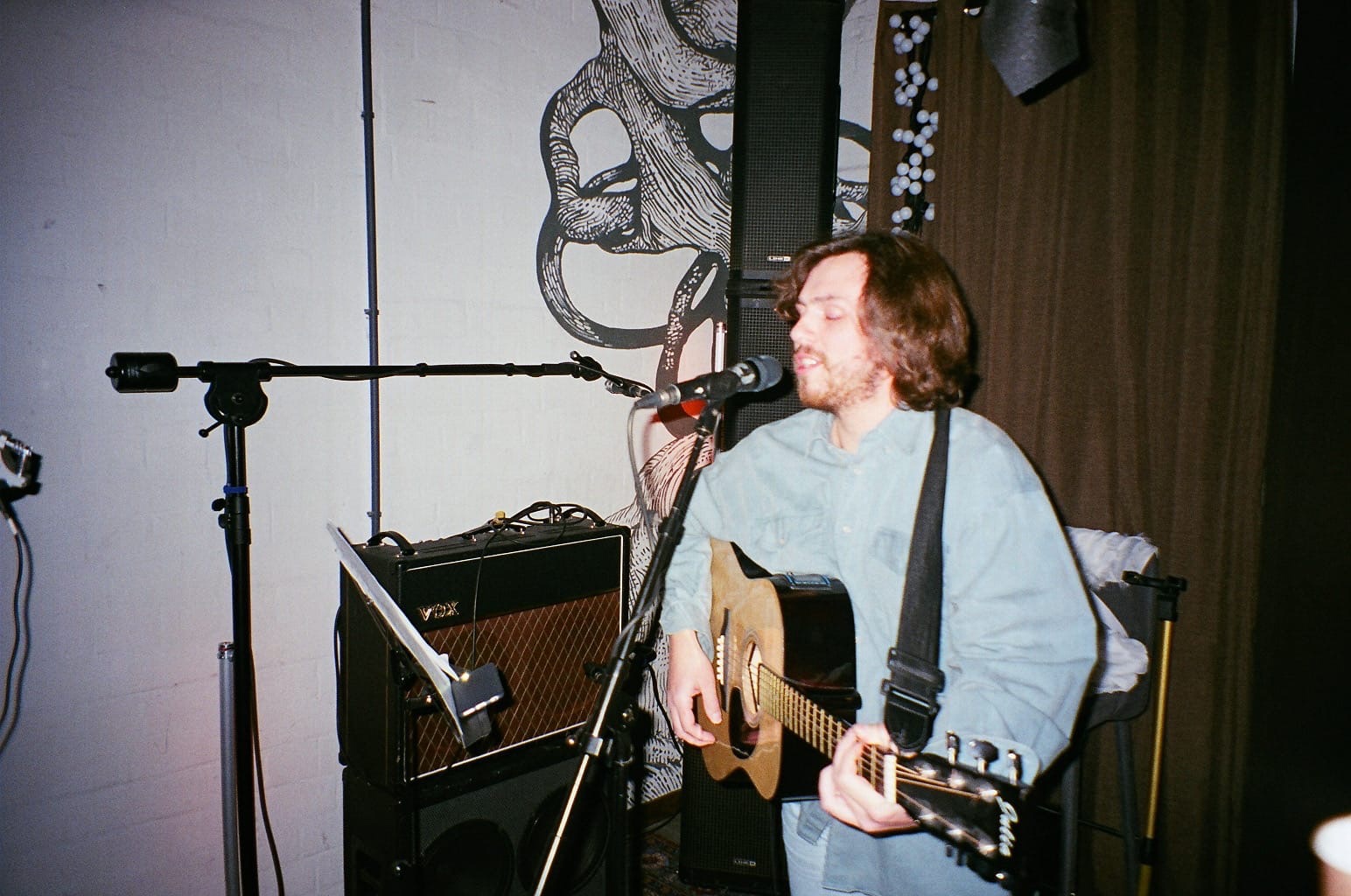 Играем в любовь с Владимиром Высоцким, проживаем сказку о Золушке в интерпретации инди-группы МОRЕ; ищем сценарий жизни с рокерами EXOSKY, размышляем о вечном под совместный трек рэперов Трая и Ила Факиро, вспоминаем близких людей вместе с сотней учеников Ларисы Семиной и кавером на песню Басты «Сансара».