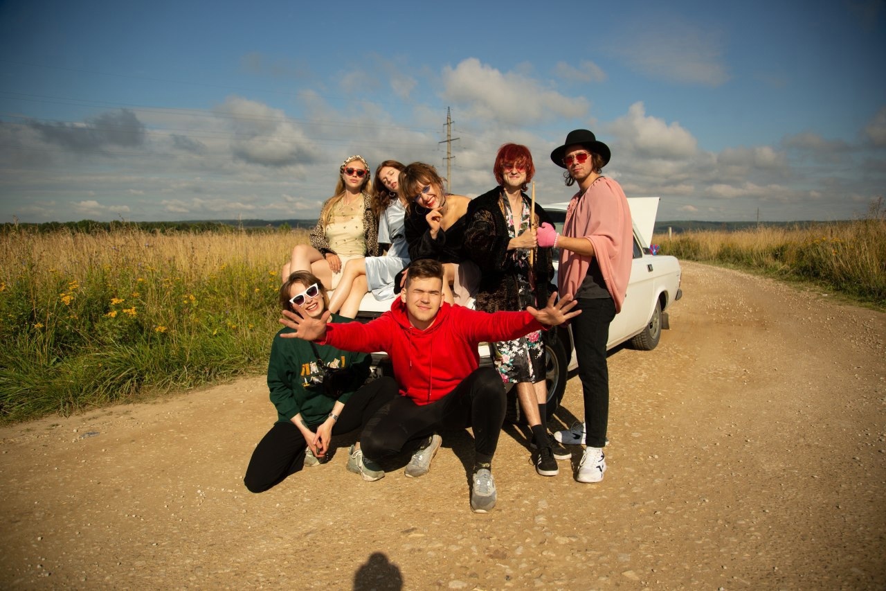 Играем в любовь с Владимиром Высоцким, проживаем сказку о Золушке в интерпретации инди-группы МОRЕ; ищем сценарий жизни с рокерами EXOSKY, размышляем о вечном под совместный трек рэперов Трая и Ила Факиро, вспоминаем близких людей вместе с сотней учеников Ларисы Семиной и кавером на песню Басты «Сансара».