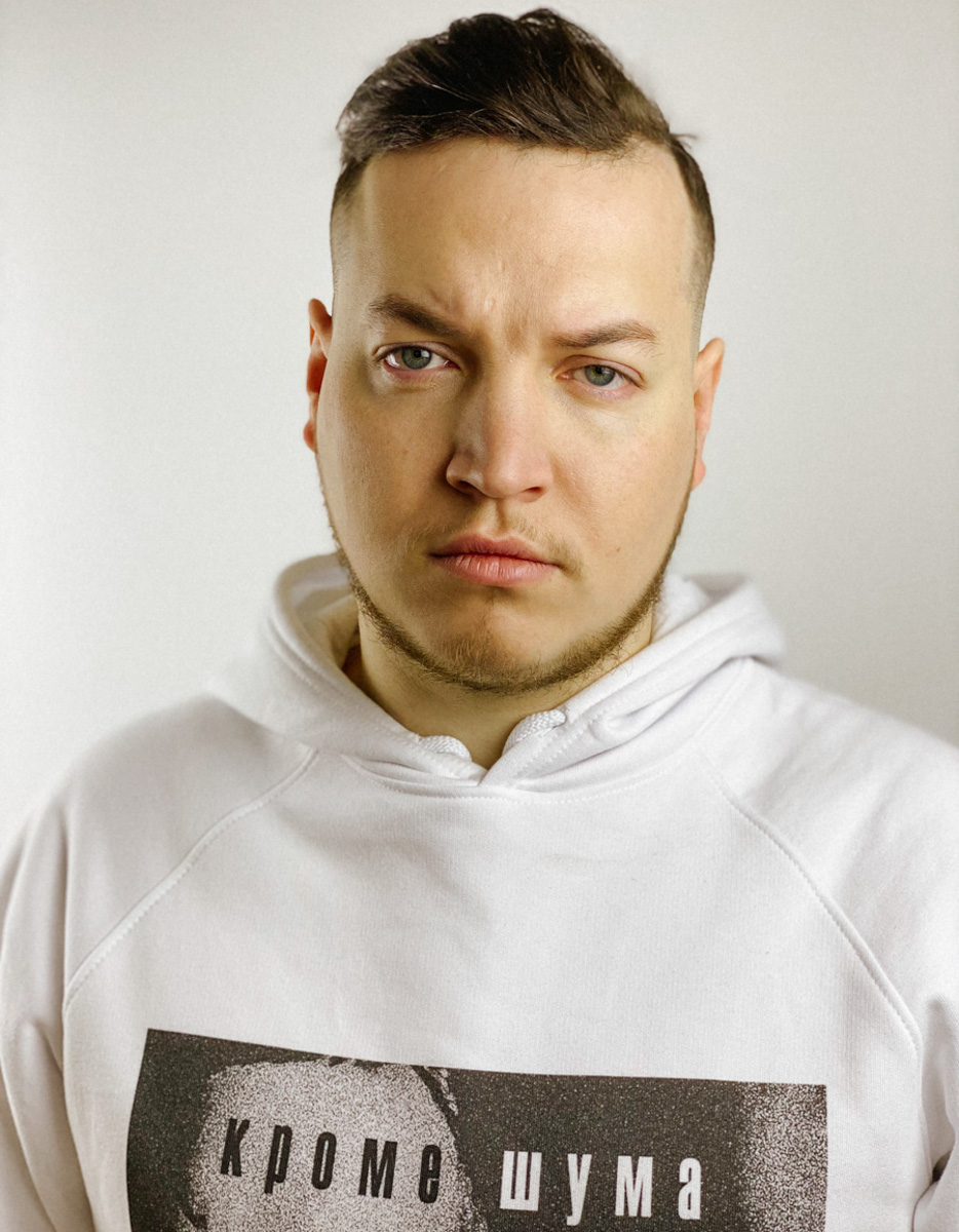 Играем в любовь с Владимиром Высоцким, проживаем сказку о Золушке в интерпретации инди-группы МОRЕ; ищем сценарий жизни с рокерами EXOSKY, размышляем о вечном под совместный трек рэперов Трая и Ила Факиро, вспоминаем близких людей вместе с сотней учеников Ларисы Семиной и кавером на песню Басты «Сансара».