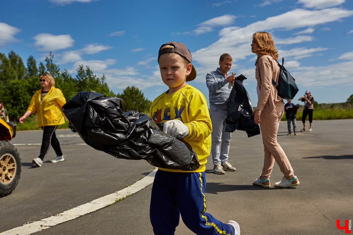 5 июня в «ВеЛесе» отлично отметили Всемирный день окружающей среды — провели фестиваль «Чистое озеро». Начали с субботника на берегу Запольского, закончили BBQ-вечеринкой.