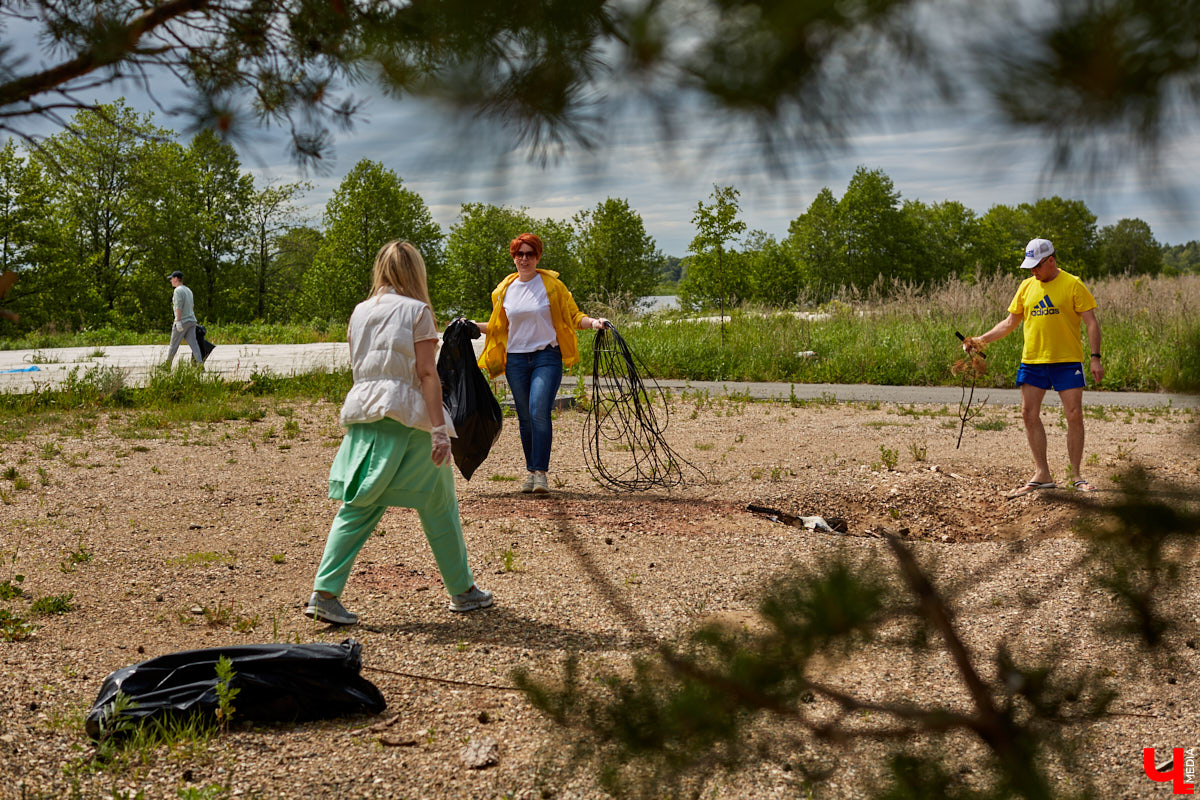 5 июня в «ВеЛесе» отлично отметили Всемирный день окружающей среды — провели фестиваль «Чистое озеро». Начали с субботника на берегу Запольского, закончили BBQ-вечеринкой.