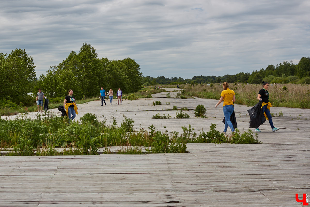 5 июня в «ВеЛесе» отлично отметили Всемирный день окружающей среды — провели фестиваль «Чистое озеро». Начали с субботника на берегу Запольского, закончили BBQ-вечеринкой.