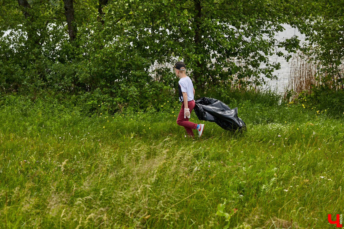 5 июня в «ВеЛесе» отлично отметили Всемирный день окружающей среды — провели фестиваль «Чистое озеро». Начали с субботника на берегу Запольского, закончили BBQ-вечеринкой.