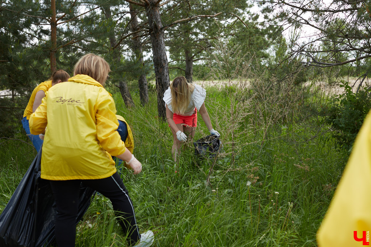 5 июня в «ВеЛесе» отлично отметили Всемирный день окружающей среды — провели фестиваль «Чистое озеро». Начали с субботника на берегу Запольского, закончили BBQ-вечеринкой.