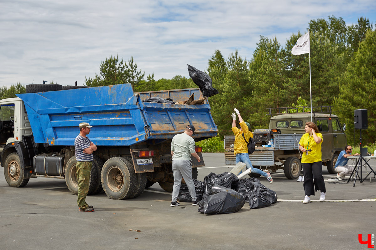 5 июня в «ВеЛесе» отлично отметили Всемирный день окружающей среды — провели фестиваль «Чистое озеро». Начали с субботника на берегу Запольского, закончили BBQ-вечеринкой.