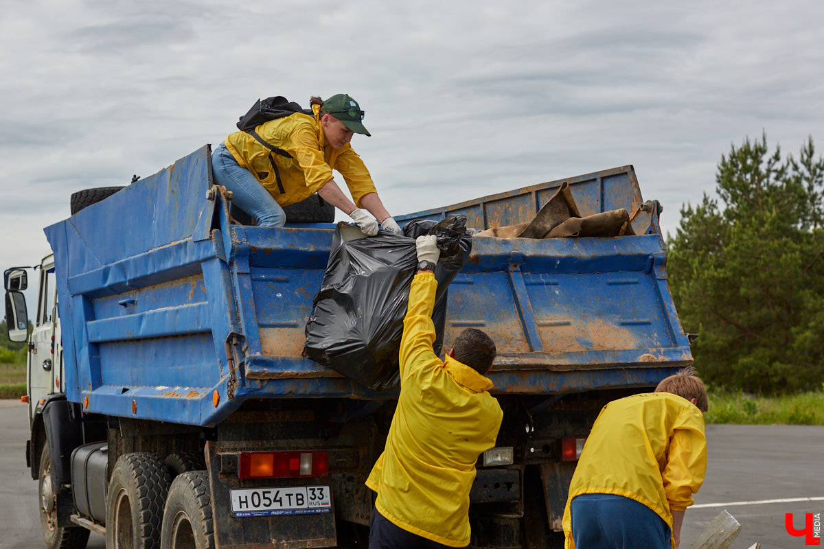 5 июня в «ВеЛесе» отлично отметили Всемирный день окружающей среды — провели фестиваль «Чистое озеро». Начали с субботника на берегу Запольского, закончили BBQ-вечеринкой.