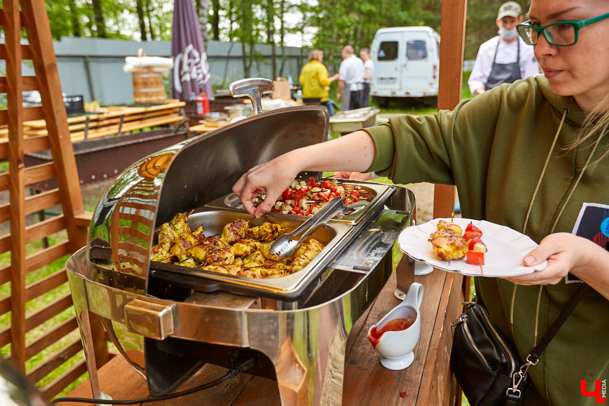 5 июня в «ВеЛесе» отлично отметили Всемирный день окружающей среды — провели фестиваль «Чистое озеро». Начали с субботника на берегу Запольского, закончили BBQ-вечеринкой.